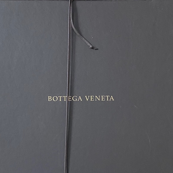 AUTHENTIC BOTTEGA VENETA TOTE - Picture 2 of 15